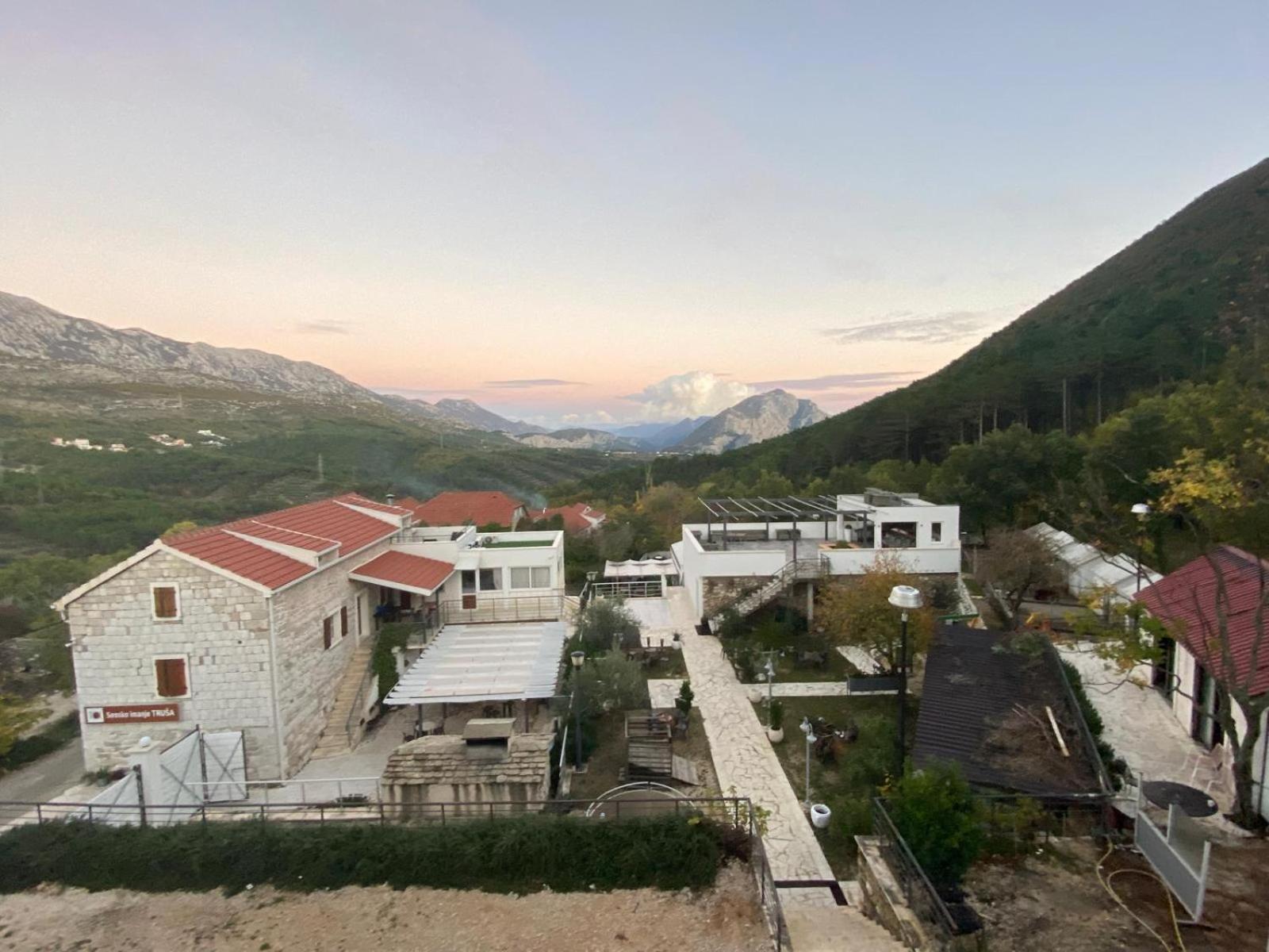 Village Property Trusa Tugare Exterior foto